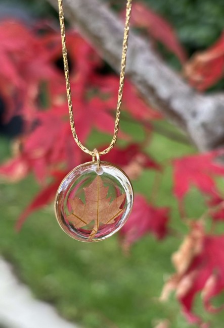 collier feuille d’érable, bijou naturel femme, collier résine uv, collier acier inoxydable, cadeau nature, bijou automne, collier feuille véritable, bijou artisanal fait main.