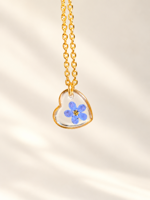 Collier coeur myosotis attache sur le coté