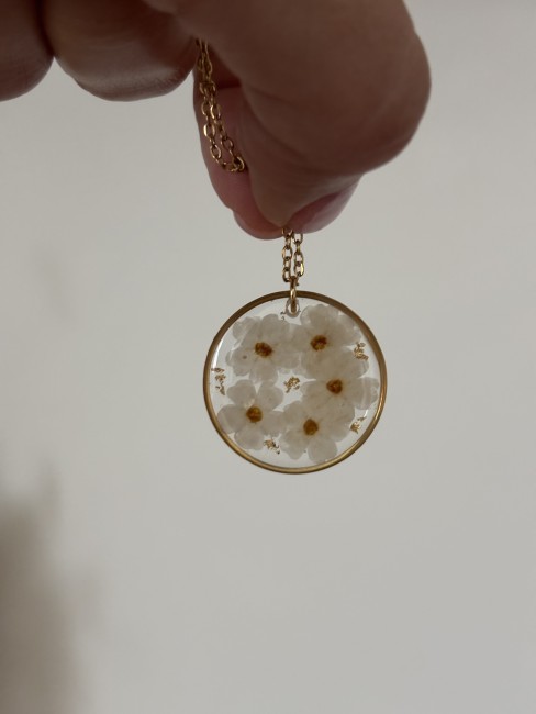 Collier myosotis blanc fait main – bijou fleurs séchées acier inoxydable