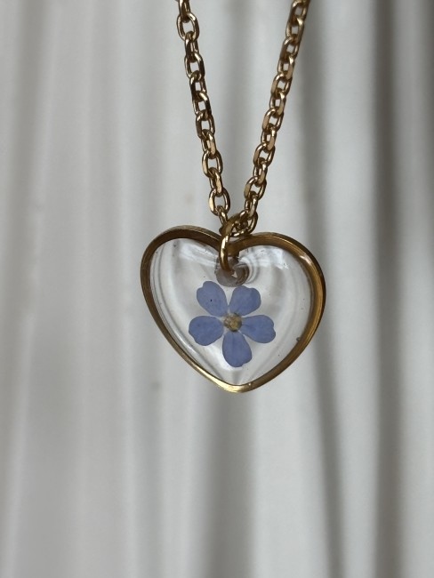 Collier fleurs séchées coeur inclusion myosotis 