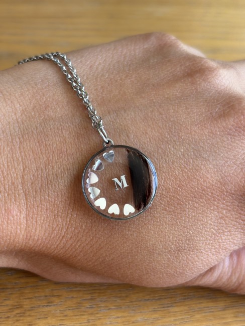 Collier souvenir personnalisé en résine et acier inoxydable contenant une mèche de cheveux ou des poils d’animal, avec option initiale, cœurs ou étoiles, chaîne 45 cm + 5 cm d’extension.