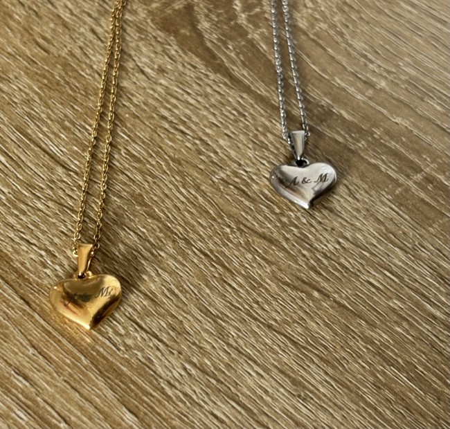 Collier cœur personnalisé, bijou couple en acier inoxydable avec initiales. Idée cadeau romantique, durable et élégant pour femme.