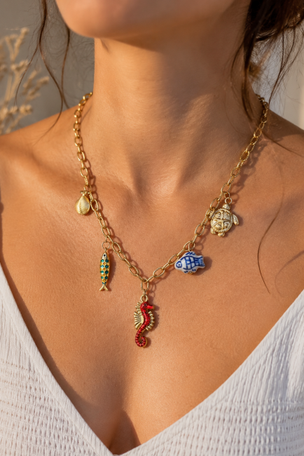 Collier charms marin en acier inoxydable avec tortue, hippocampe, poissons et coquillage assemblé à la main.