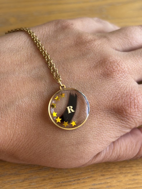 Collier souvenir personnalisé en résine et acier inoxydable contenant une mèche de cheveux ou des poils d’animal, avec option initiale, cœurs ou étoiles, chaîne 45 cm + 5 cm d’extension.