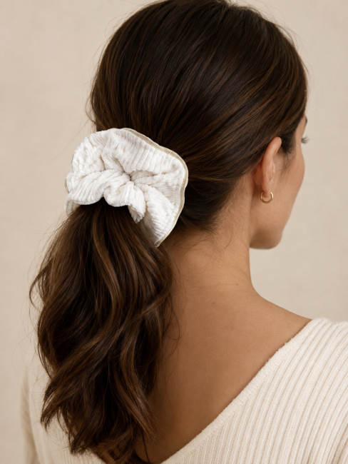 Craquez pour ce chouchou blanc fait main en coton doux avec passepoil doré. Un accessoire cheveux élégant, confortable et tendance pour sublimer toutes vos coiffures au quotidien.