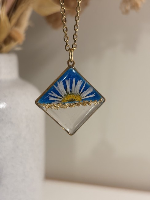 Détail de la demi-pâquerette et de la ligne argentée dans le pendentif