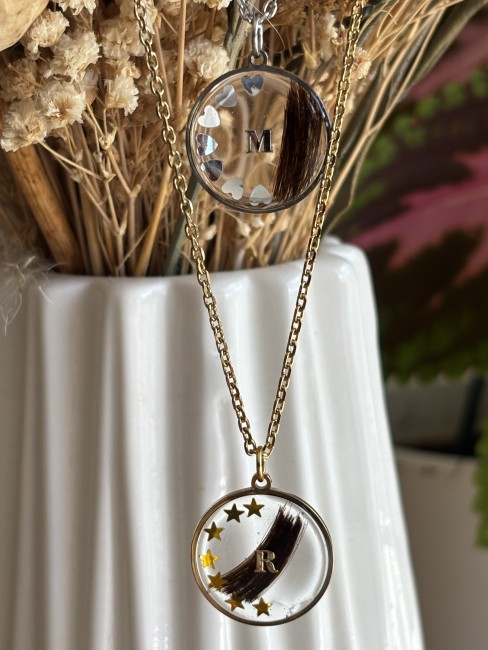Collier souvenir personnalisé avec poils de chien, chat, lapin ou crin de cheval, pendentif rond 20 mm en résine et acier inoxydable, personnalisable avec une initiale, des cœurs ou des étoiles.