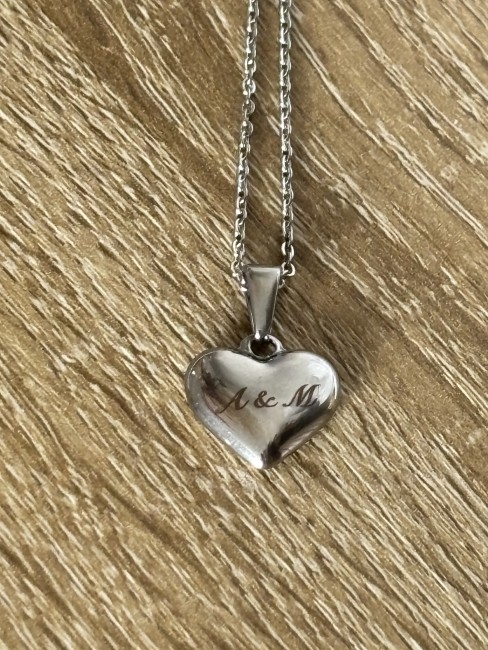 Collier cœur personnalisé, bijou couple en acier inoxydable avec initiales. Idée cadeau romantique, durable et élégant pour femme.