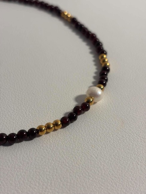 : Collier délicat en perles de grenat naturel et acier inoxydable doré