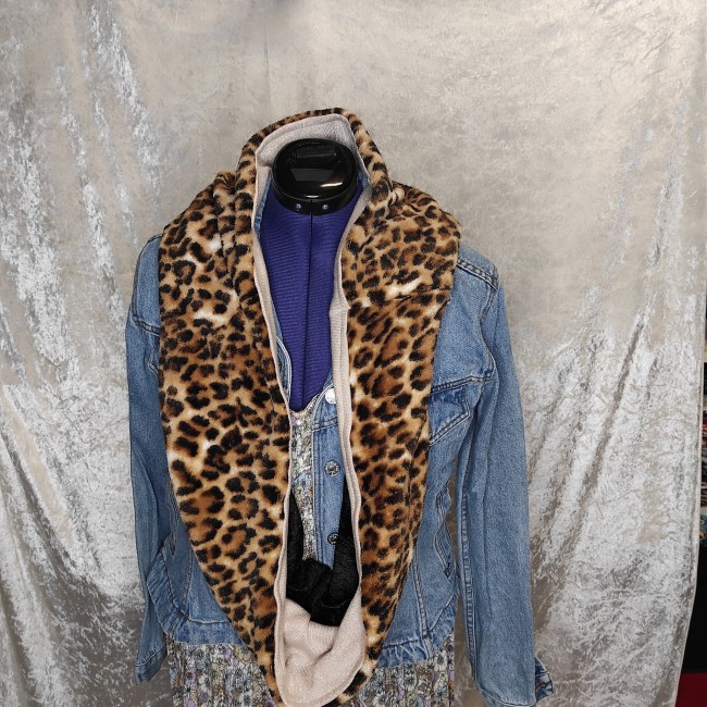 Snood 2 tours fait main polaire léopard et velours noir sur mannequin