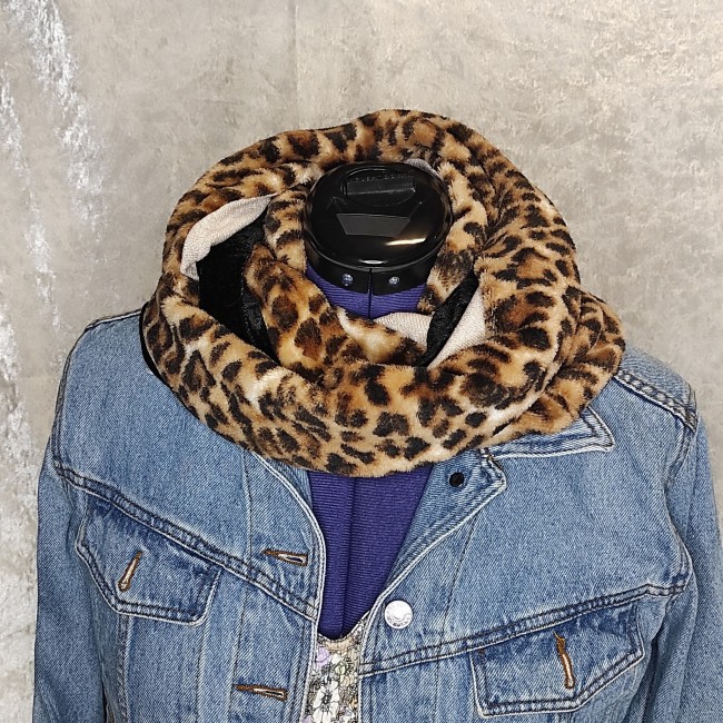 Gros plan texture polaire léopard snood d'hiver