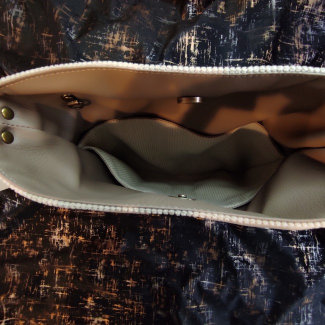 Pochette avec intérieur en simili taupe