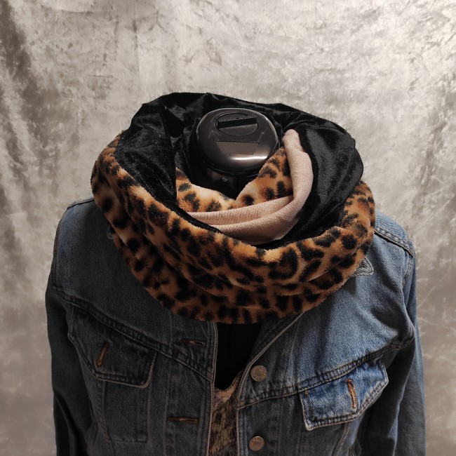 Détail velours noir et maille crème du snood double tour