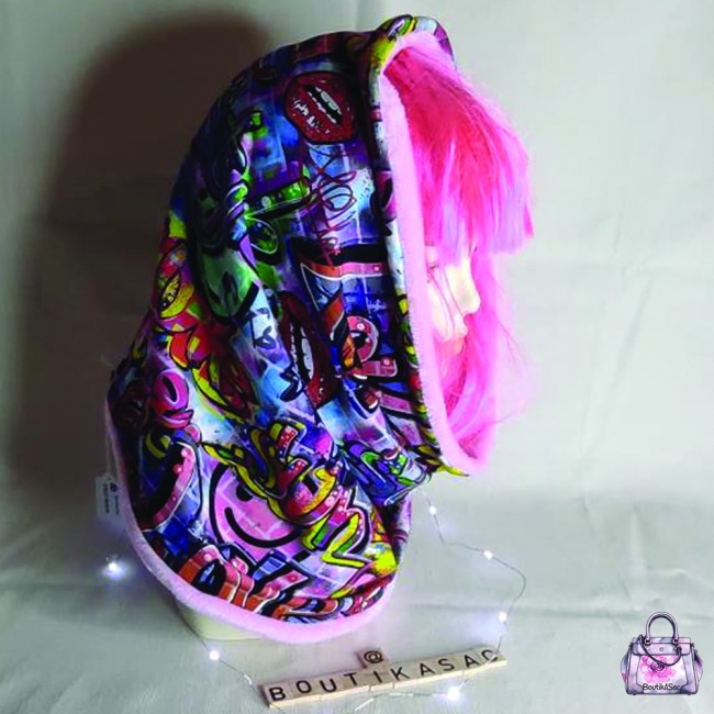 Photo d'une femme portant le snood graffiti en extérieur, avec le motif mis en évidence.