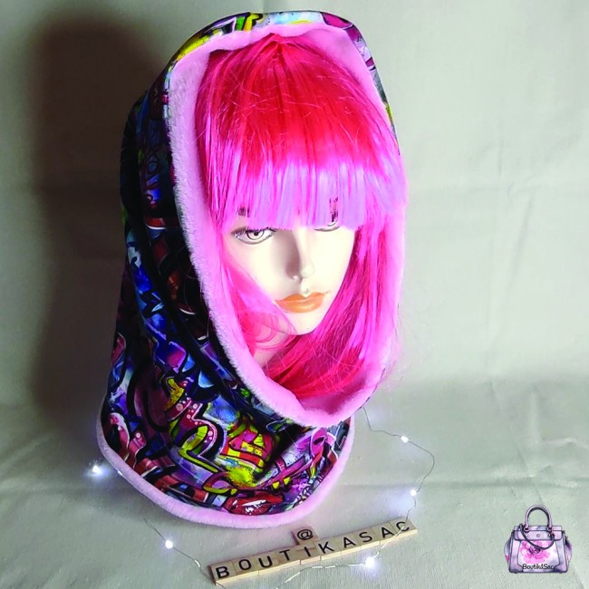 Portrait d'une femme souriante, le cou bien protégé par le snood maxi.