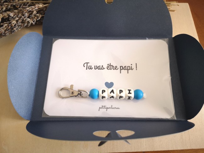 porte clé silicone bleu + carte papi+enveloppe bleu