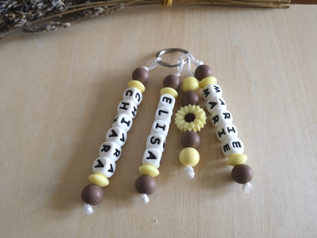 Porte clé fleur personnalisable,1à 3 prénoms,