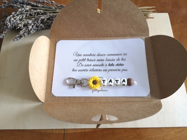 carte tata chérie+porte clé jaune+enveloppe kraft