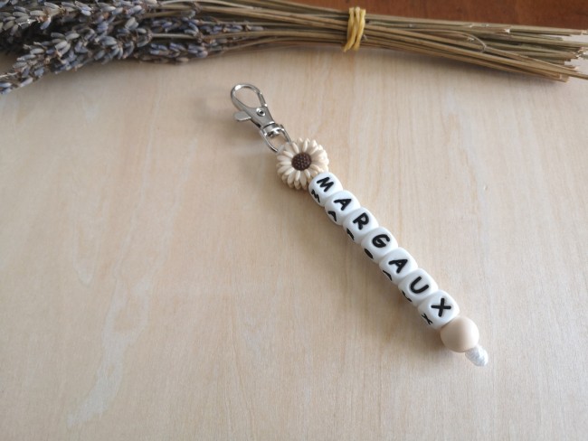 Porte clé fleur beige personnalisé,prénom au choix