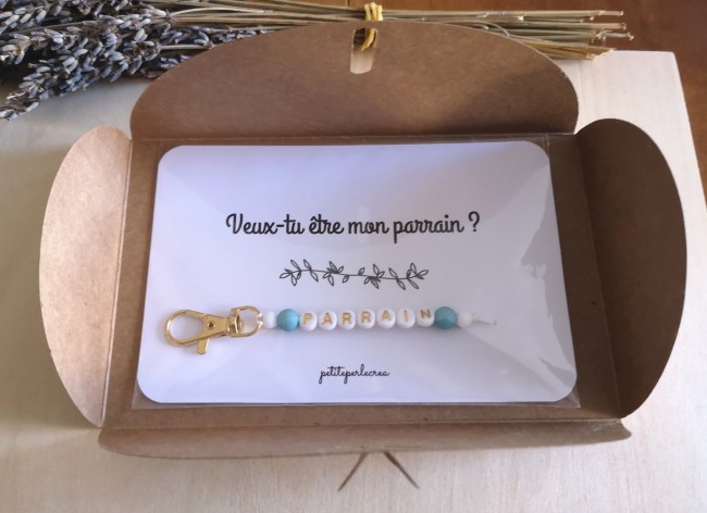 carte veux tu +porte clé acrylique doré blanc bleu+enveloppe kraft ouverte