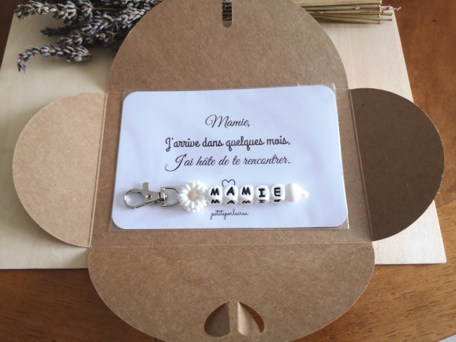porte clé blanc + carte mamie j'arrive +enveloppe kraft