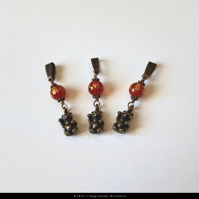 pdt291a_kimiko Pendentif unisexe pierre naturelle rouge en cornaline gravée OM sur métal couleur bronze