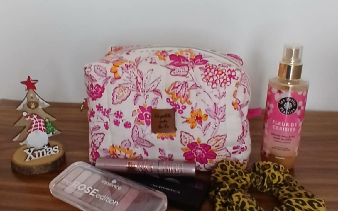Trousse de toilette faite main en tissu fleuri