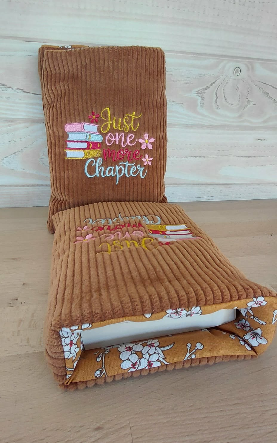 Housse de livre brodée Just One More Chapter