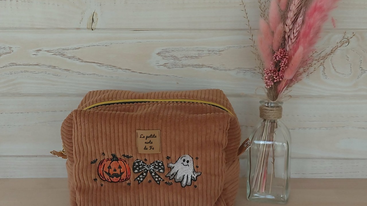 Trousse de toilette Mystère d’Automne en velours cognac