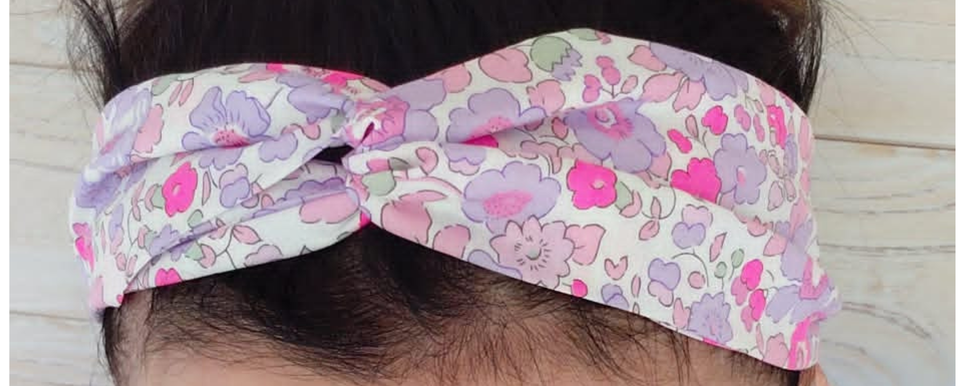 Bandeau fait main porté par la créatrice La petite note de Fa