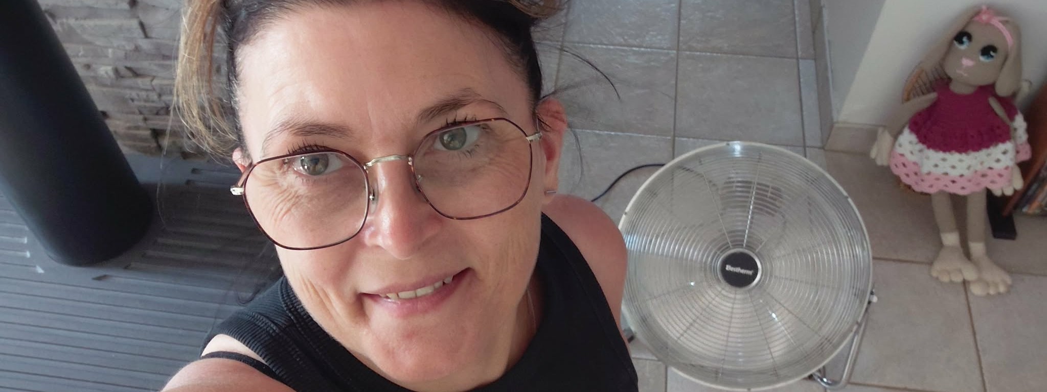 Fatima dans son atelier pendant la canicule avec un ventilateur