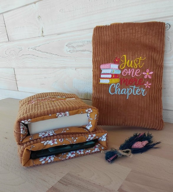 Housse de livre Just One More Chapter en velours cognac