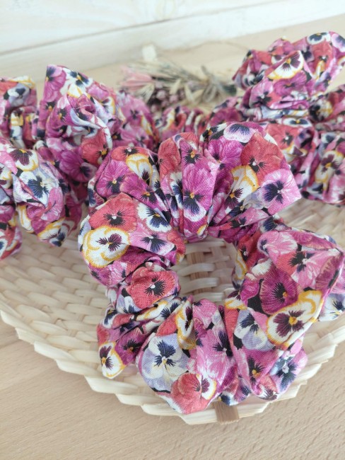 chouchou-pensée-rose-dessus chouchou floral rose femme artisanal