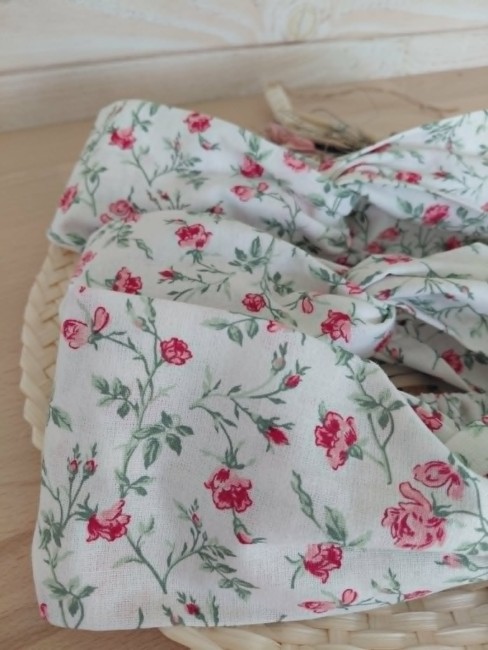 détail tissu fleuri roses bandeau rosalie