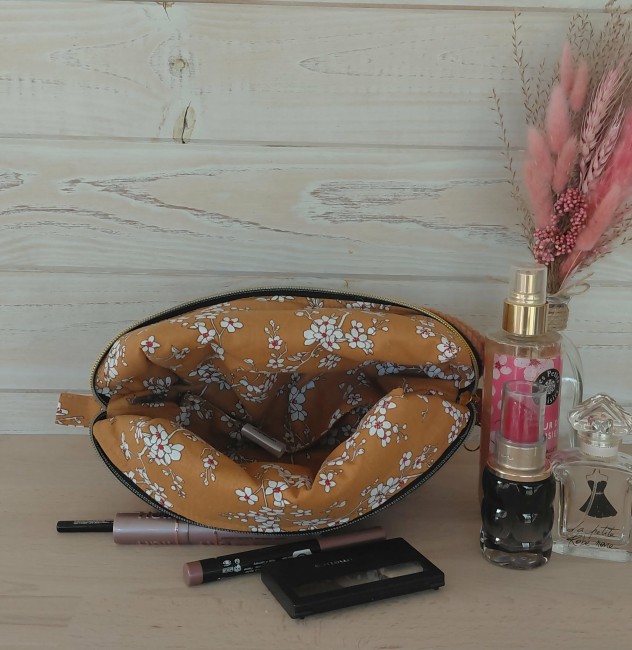 Intérieur de la trousse de toilette Mystère d’Automne en coton curry
