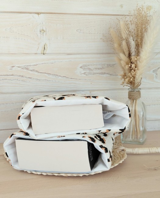 housse-de-livre-savane-broche-livre Housse de livre Savane motif léopard avec doublure blanc cassé