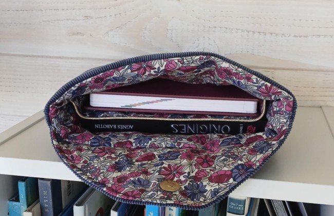 Pochette à livre Corduroy Bleu ouverte