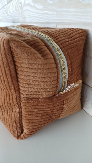 trousse-de-toilette-cognac-cote-droit