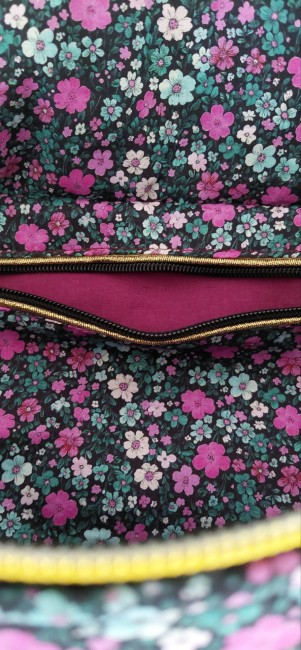 sac-banane-iris Intérieur du sac banane Iris avec poche zippée