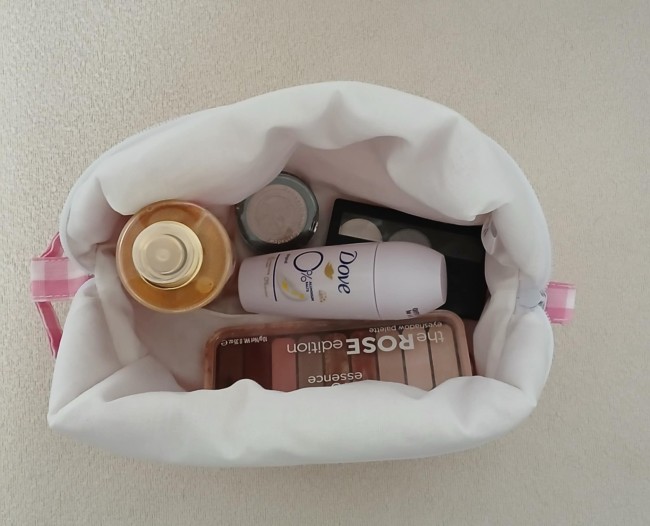 Trousse de toilette Vichy rose ouverte