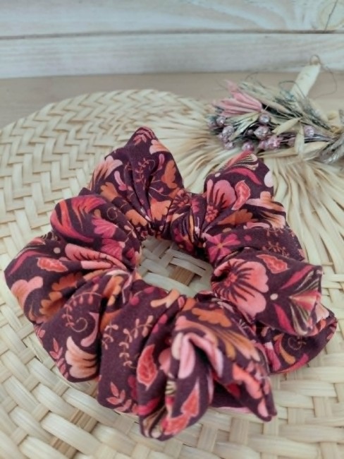 détail tissu jersey fleuri bordeaux