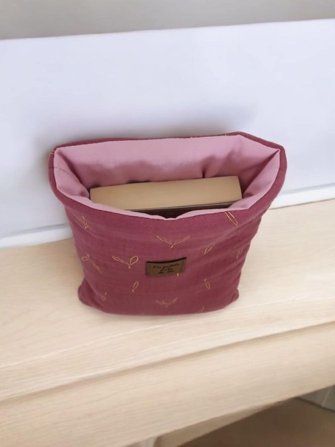 housse-de-livre-framboise-doree-dessus