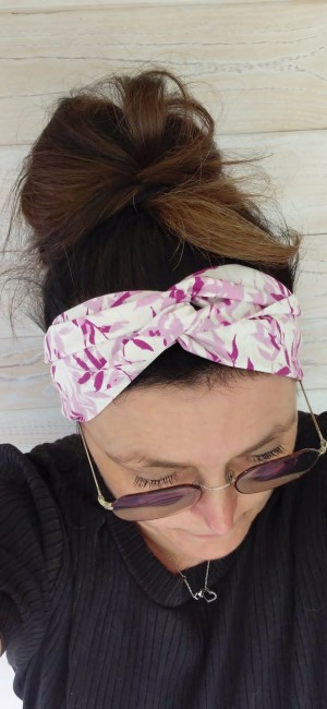 bandeau violet  fait main porté de près