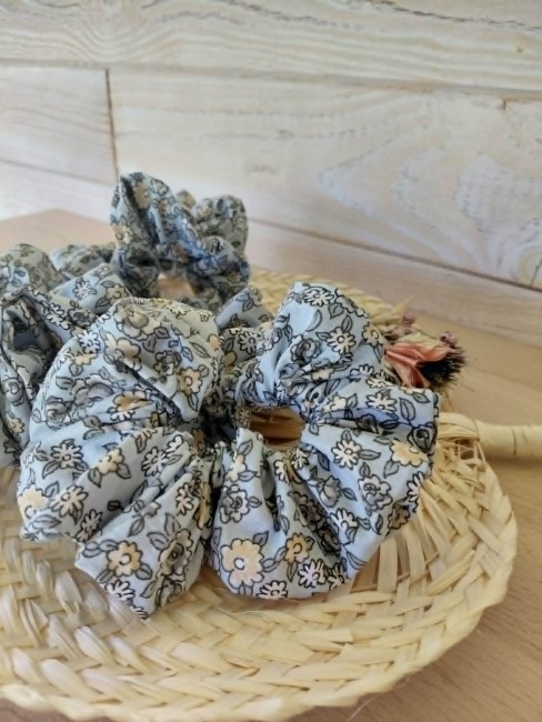 détail tissu fleurs bleu fait main