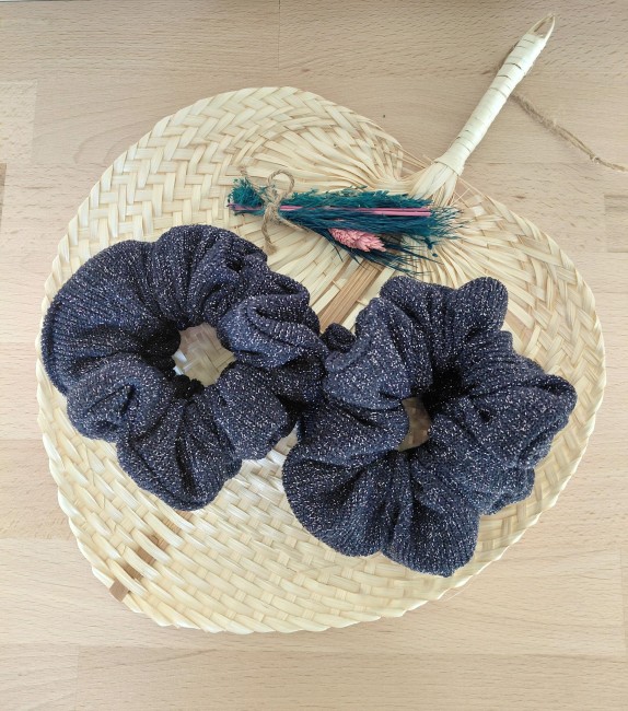 détail tissu maille lurex argenté bleu marine chouchou