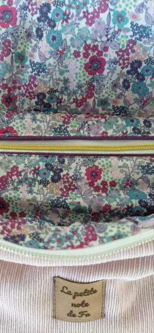 sac-banane-alba-pres Détail du velours rose poudré et de la fermeture dorée du sac Alba