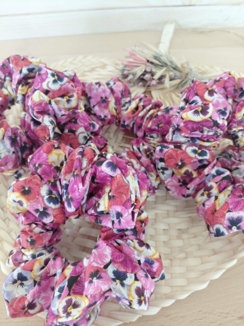 chouchou-pensée-rose-plusieurs-prs accessoire cheveux fleuri rose fait main