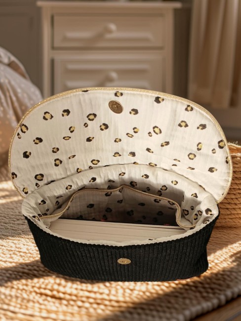 pochette-a-livre-wild-debout