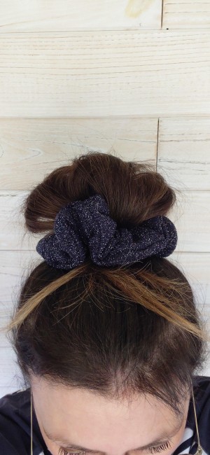 chouchou chic bleu marine et argenté porté cheveux