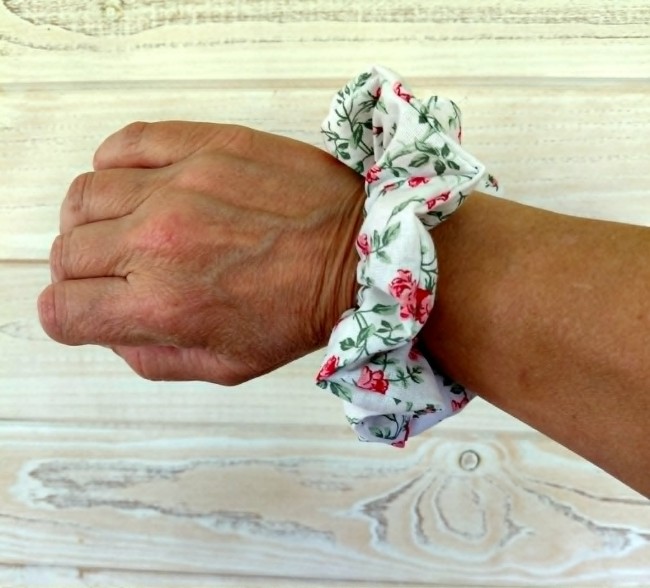 chouchou-rosalie-porte accessoire cheveux femme fleurs roses fait main